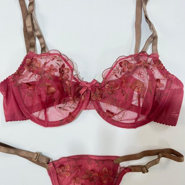 نمای کامل ست شورت و سوتین فانتزی تور شفاف و گلدوزی رنگ تمشکی