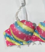 نمای نزدیک کاپ سوتین طرح پری دریایی و آویزهای هولوگرامی زیر سینه