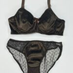 نمای کلی ست شورت و سوتین زنانه با پارچه لمه شاین‌دار قهوه‌ای برنزی و تور خالدار