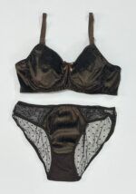 نمای کلی ست شورت و سوتین زنانه با پارچه لمه شاین‌دار قهوه‌ای برنزی و تور خالدار