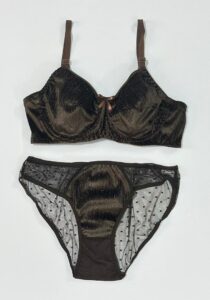 نمای کلی ست شورت و سوتین زنانه با پارچه لمه شاین‌دار قهوه‌ای برنزی و تور خالدار