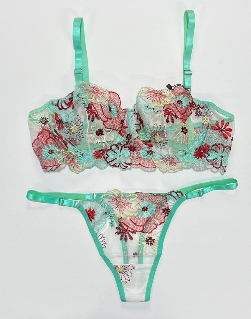 mint-floral-lingerie-set-flatlay ست کامل شورت و سوتین زنانه رنگ سبز نعنایی با طرح گل دوزی شده