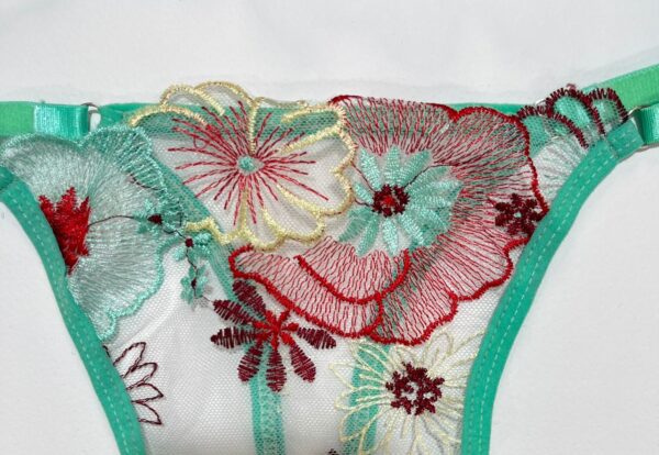 جزئیات دوخت و گلدوزی گل روی شورت لامبادا توری سبز نعنایی