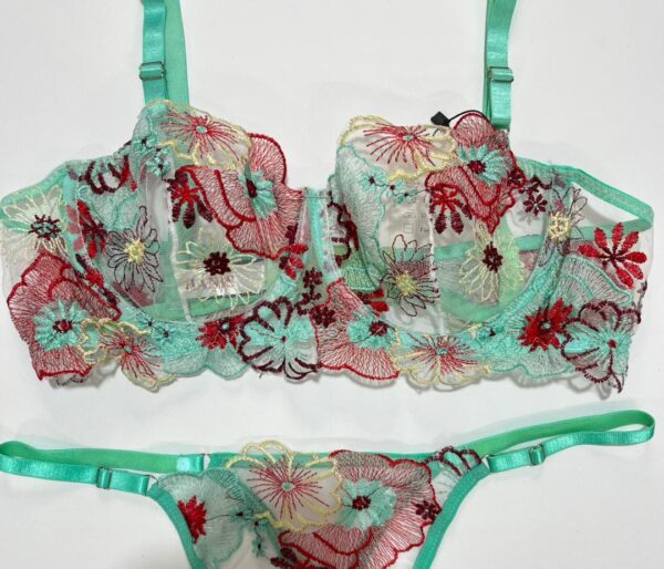 نمای نزدیک گلدوزی گل‌های قرمز و زرشکی روی تور سبز نعنایی سوتین