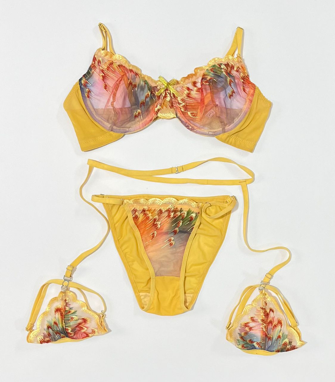 mustard-embroidered-lingerie-set-harness.jpg ست لباس زیر خردلی گلدوزی شده ۳ تکه با هارنس پا