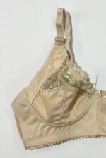 نمای نزدیک از اتصال بند مقاوم در سوتین بدون فنر گیپور رنگ بدن