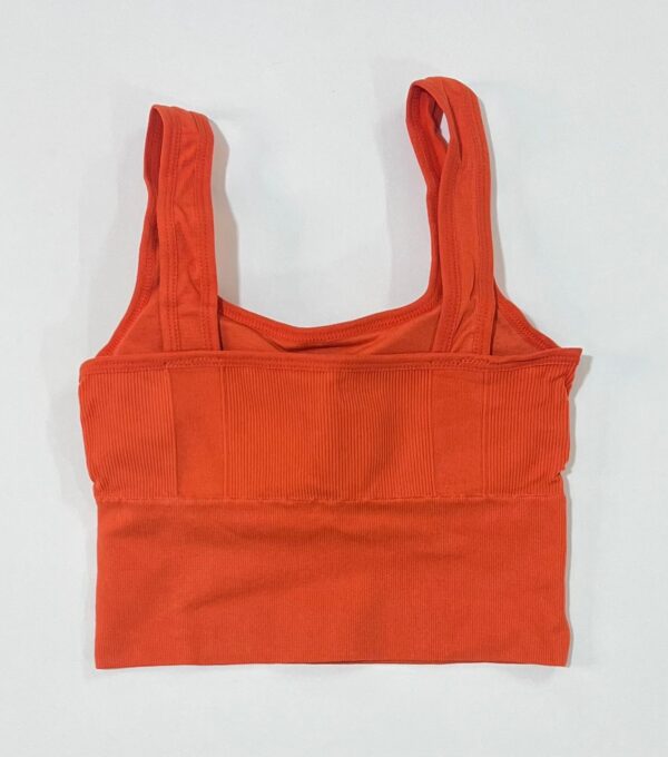 نمای پشت نیم تنه کبریتی نارنجی بدون درز