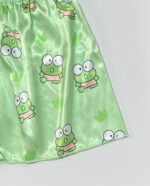 نمای نزدیک چاپ باکیفیت طرح قورباغه بامزه روی پارچه ساتن سبز براق