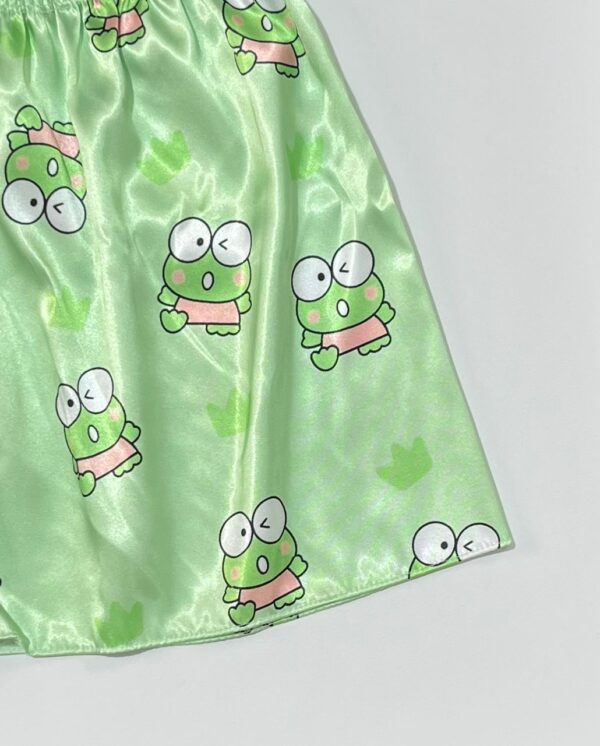نمای نزدیک چاپ باکیفیت طرح قورباغه بامزه روی پارچه ساتن سبز براق