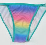 نمای نزدیک آستر و شورت مایو بیکینی دو تکه رنگین کمانی