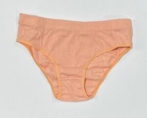 نمای روبروی شورت نخی کبریتی رنگ گلبهی