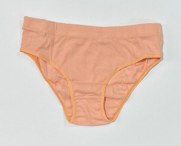 نمای روبروی شورت نخی کبریتی رنگ گلبهی