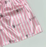 نمای نزدیک جنس پارچه ساتن ابریشم براق با طرح راه‌راه صورتی و لوگوی ویکتوریا