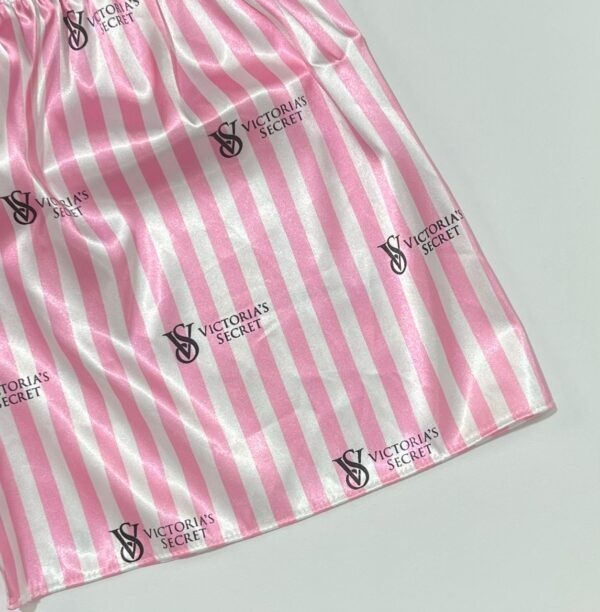 نمای نزدیک جنس پارچه ساتن ابریشم براق با طرح راه‌راه صورتی و لوگوی ویکتوریا