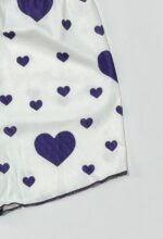 بافت عمودی پارچه کبریتی سفید با طرح چاپی قلب های بنفش و لبه دوزی همرنگ