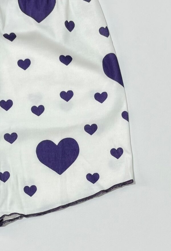 بافت عمودی پارچه کبریتی سفید با طرح چاپی قلب های بنفش و لبه دوزی همرنگ