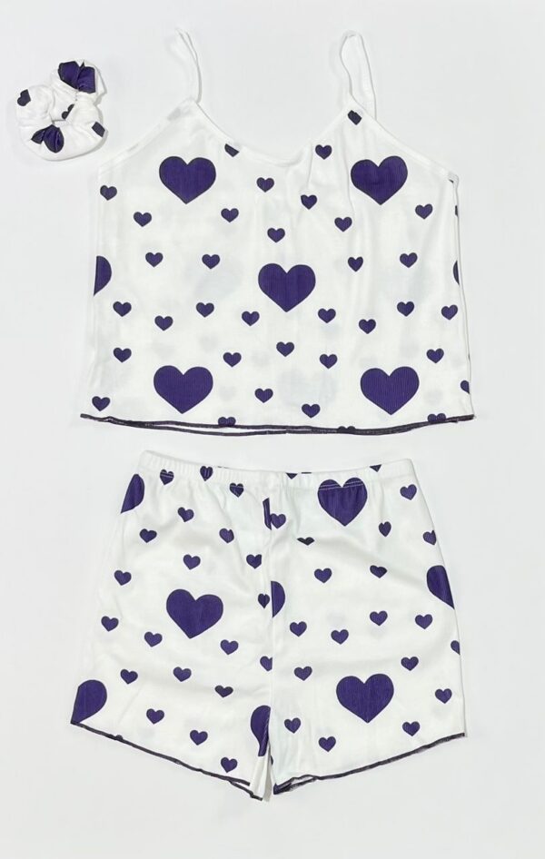 ست تاپ و شلوارک کبریتی سفید با طرح قلب های بنفش تیره به همراه کش مو ست