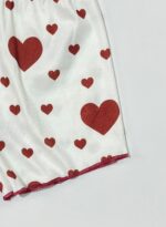 جزئیات شلوارک کبریتی سفید با طرح قلب قرمز و دوخت دالبر در لبه پایین