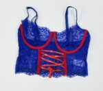 نمای جلوی سوتین لانگ‌لاین توری آبی رویال با طراحی بندکشی متقاطع قرمز رنگ