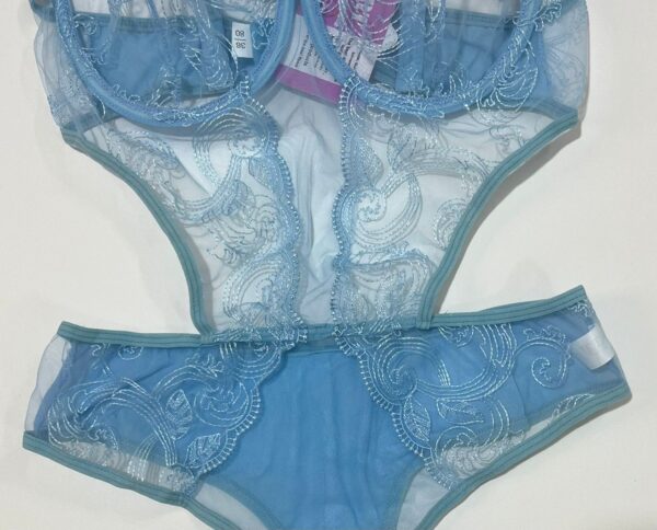 بادی توری بدن‌نما مدل مونوکینی با گلدوزی های ظریف روی زمینه سفید