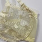 نمای نزدیک از کاپ فنردار سوتین فانتزی با تور شیشه‌ای و گلدوزی خالدار برجسته