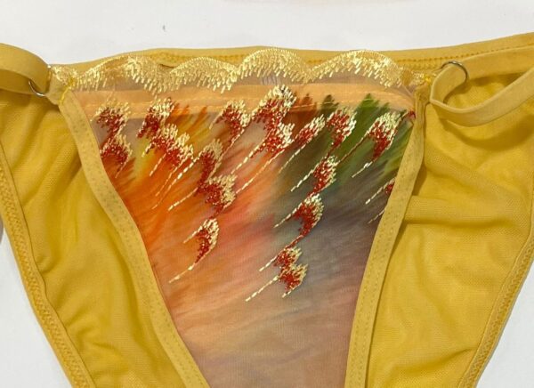 جزئیات تور و گلدوزی ست لباس زیر خردلی