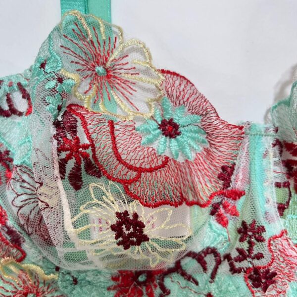 سوتین فنردار توری بدن‌نما با رنگ خاص سبز تیفانی و گلدوزی رنگارنگ