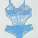 نمای کامل بادی فانتزی یک تکه به رنگ آبی آسمانی با برش های کناری