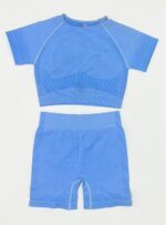 ست ورزشی نیم‌تنه آستین‌دار و شلوارک سیملس رنگ آبی آسمانی مناسب یوگا