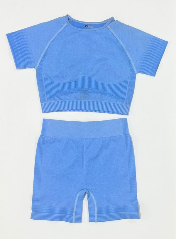 ست ورزشی نیم‌تنه آستین‌دار و شلوارک سیملس رنگ آبی آسمانی مناسب یوگا