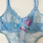 نمای نزدیک از کاپ فنردار سوتین بادی توری آبی آسمانی و تگ محصول