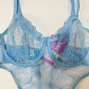 نمای نزدیک از کاپ فنردار سوتین بادی توری آبی آسمانی و تگ محصول