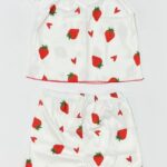 ست راحتی کبریتی سفید با طرح توت فرنگی و قلب قرمز، شامل تاپ بندی، شلوارک و کش مو