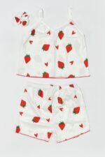 ست راحتی کبریتی سفید با طرح توت فرنگی و قلب قرمز، شامل تاپ بندی، شلوارک و کش مو