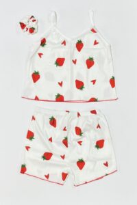 ست راحتی کبریتی سفید با طرح توت فرنگی و قلب قرمز، شامل تاپ بندی، شلوارک و کش مو