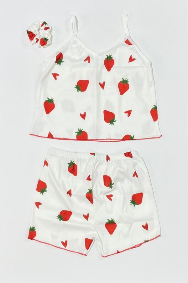 ست راحتی کبریتی سفید با طرح توت فرنگی و قلب قرمز، شامل تاپ بندی، شلوارک و کش مو