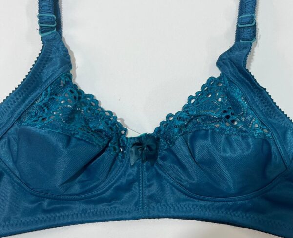 جزئیات دوخت گیپور و پارچه براق در سوتین بدون فنر رنگ کله غازی