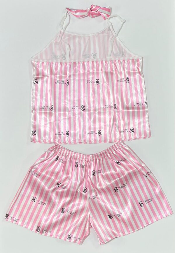 ست لباس خواب ۳ تکه ساتن طرح ویکتوریا سیکرت راه‌راه صورتی و سفید شامل تاپ، شورتک و هدبند