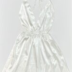 پیراهن خواب ساتن کوتاه رنگ سفید صدفی مدل پشت گردنی و یقه باز