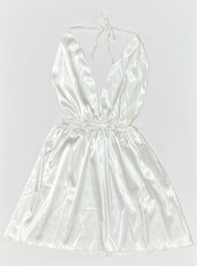 پیراهن خواب ساتن کوتاه رنگ سفید صدفی مدل پشت گردنی و یقه باز