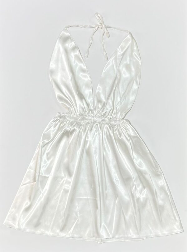 پیراهن خواب ساتن کوتاه رنگ سفید صدفی مدل پشت گردنی و یقه باز