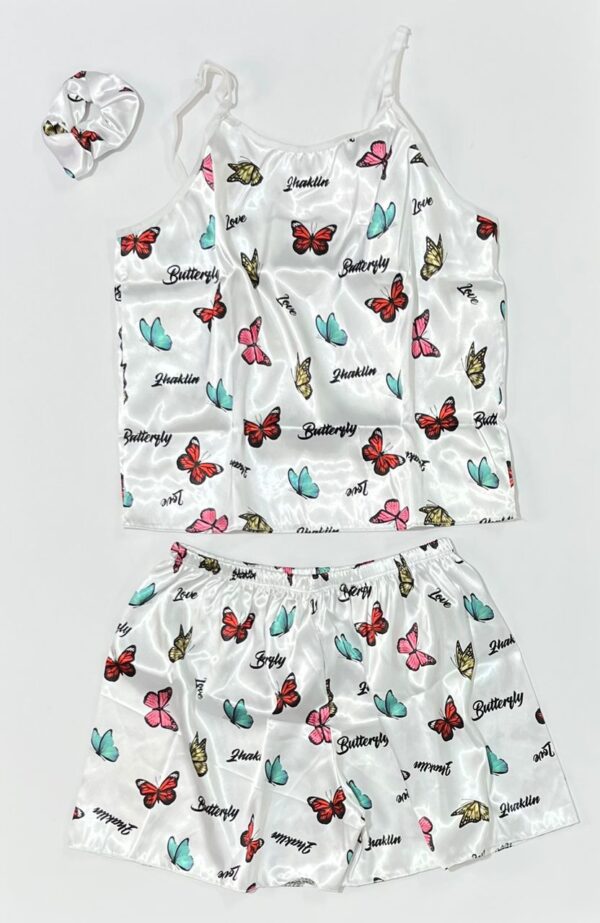 ست لباس خواب دخترانه ساتن سفید با طرح پروانه‌های رنگی و نوشته انگلیسی