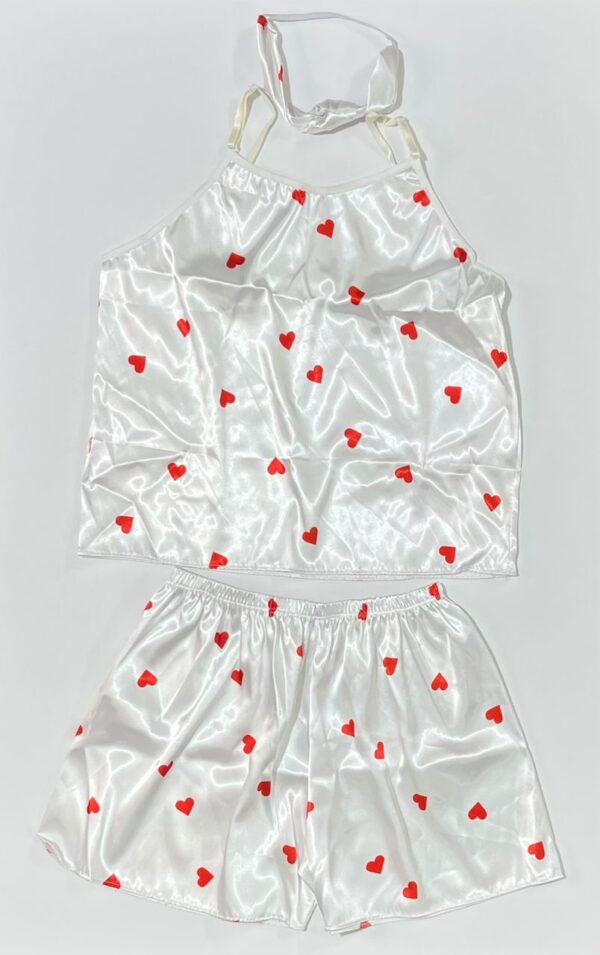 ست لباس خواب ۳ تکه ساتن زمینه سفید با طرح قلب قرمز شامل تاپ، شورتک و بند مو