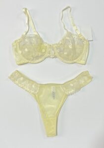 نمای کامل ست شورت و سوتین فانتزی توری زنانه رنگ زرد پاستلی با طرح خالدار
