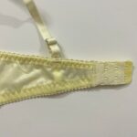 جزئیات قزن سه ردیفه و دوخت تمیز پشت سوتین توری زرد رنگ با بندهای الاستیک