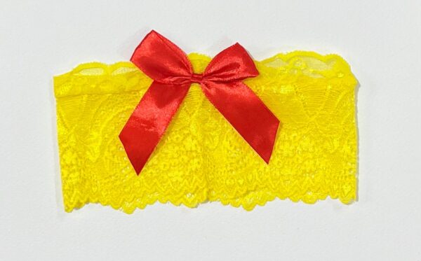 حلقه ران یا گارتر توری زرد رنگ با پاپیون ساتن قرمز مخصوص ست کاستوم