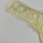 جزئیات نوار دانتل دالبری و طرح خالدار روی کمر شورت توری زنانه