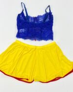 نمای دامن کوتاه چین‌دار زرد و سوتین توری آبی کاربنی در ست لباس زیر عروسکی